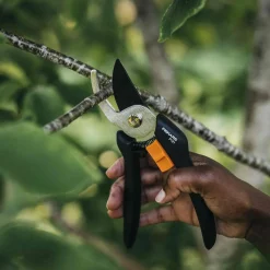 Fiskars Solid P121 liten sekatör