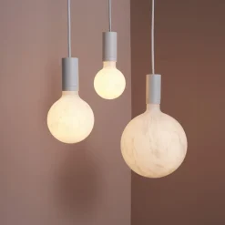 Globlampa LED E27 marmor, varmvit