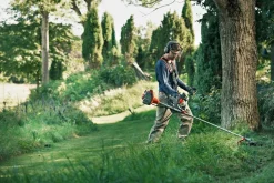 Husqvarna 122R bensindriven röjsåg med tråd och sele