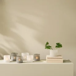 Ljuslykta i frostat glas, grå