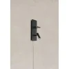 Markslöjd Carica vägglampa med hylla, USB-C, svart
