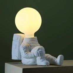 Northlight Neil bordslampa astronaut, E27, vit