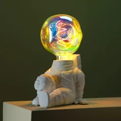 Northlight Neil bordslampa astronaut, E27, vit