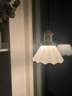 PR Home August fönsterlampa veckad opalvit 15 cm