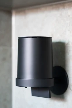 Smedbo DOT självhäftande tvåldispenser, vägghängd tvålpump